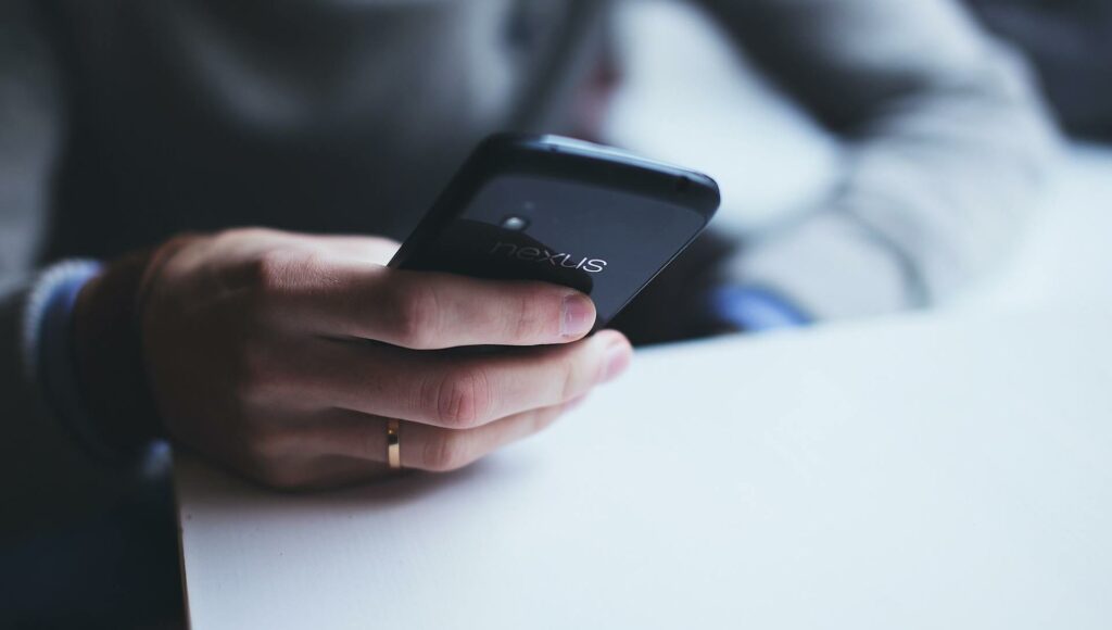 Hand mit Handy