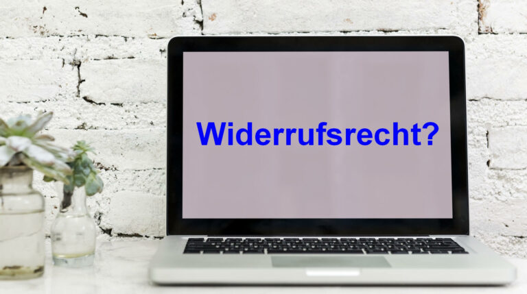 Blumenvasen und Laptop vor weißer Mauer, Laptop-Bildschirm mit Text "Widerrufsrecht?" - Symbolbild für das Widerrufsrecht im Onlinehandel