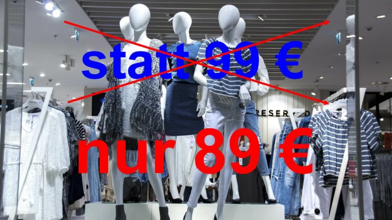 durchgestrichene alte Preise + neuer geringerer Preis vor Hintergrund eines Schaufensters mit Schaufensterpuppen