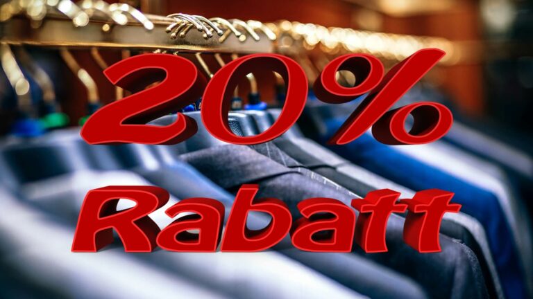 roter Text "20 % Rabatt" vor Hintergrund mit Jacken auf Kleiderbügeln - Symbolbild für evtl. irreführende Werbung