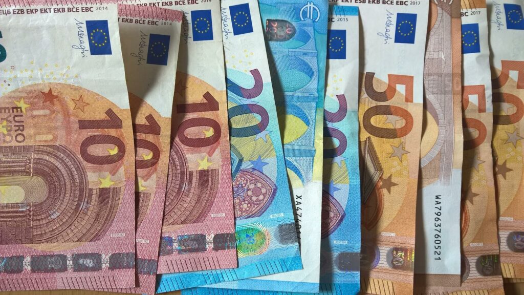 mehrere Geldscheine - Symbolbild für finanzielle Auswirkungen beim eBay Gewährleistungsausschluss