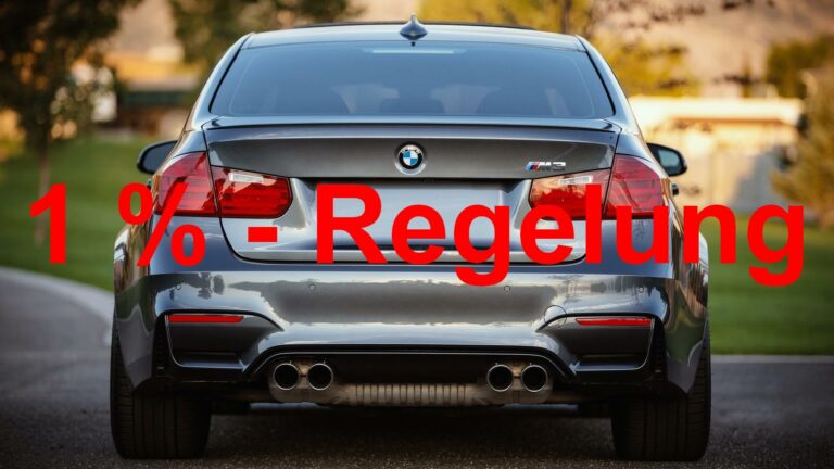 Text "1 % - Regelung" vor Hintergrund mit Rückseite eines BMW auf einer Straße