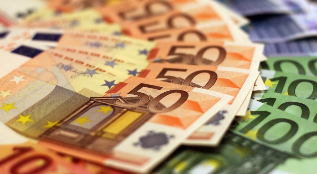 viele Geldscheine: 50 + 100 EUR - Symbolbild für finanzielle Auswirkungen der Mithaftung bei Öffnen der Fahrertür eines PKW