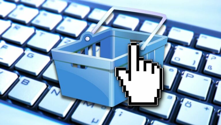 Tastatatur mit kleinem Einkaufskorb und Symbol einer Hand, die auf den Korb zeigt - Symbolbild für Onlinehandel