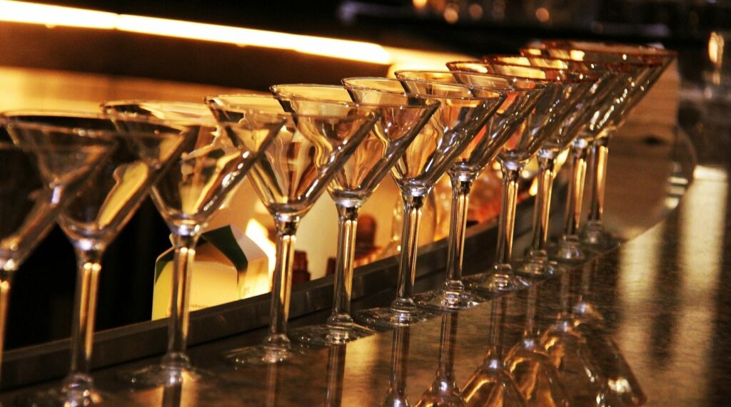 Cocktail-Gläser auf einer Bartheke