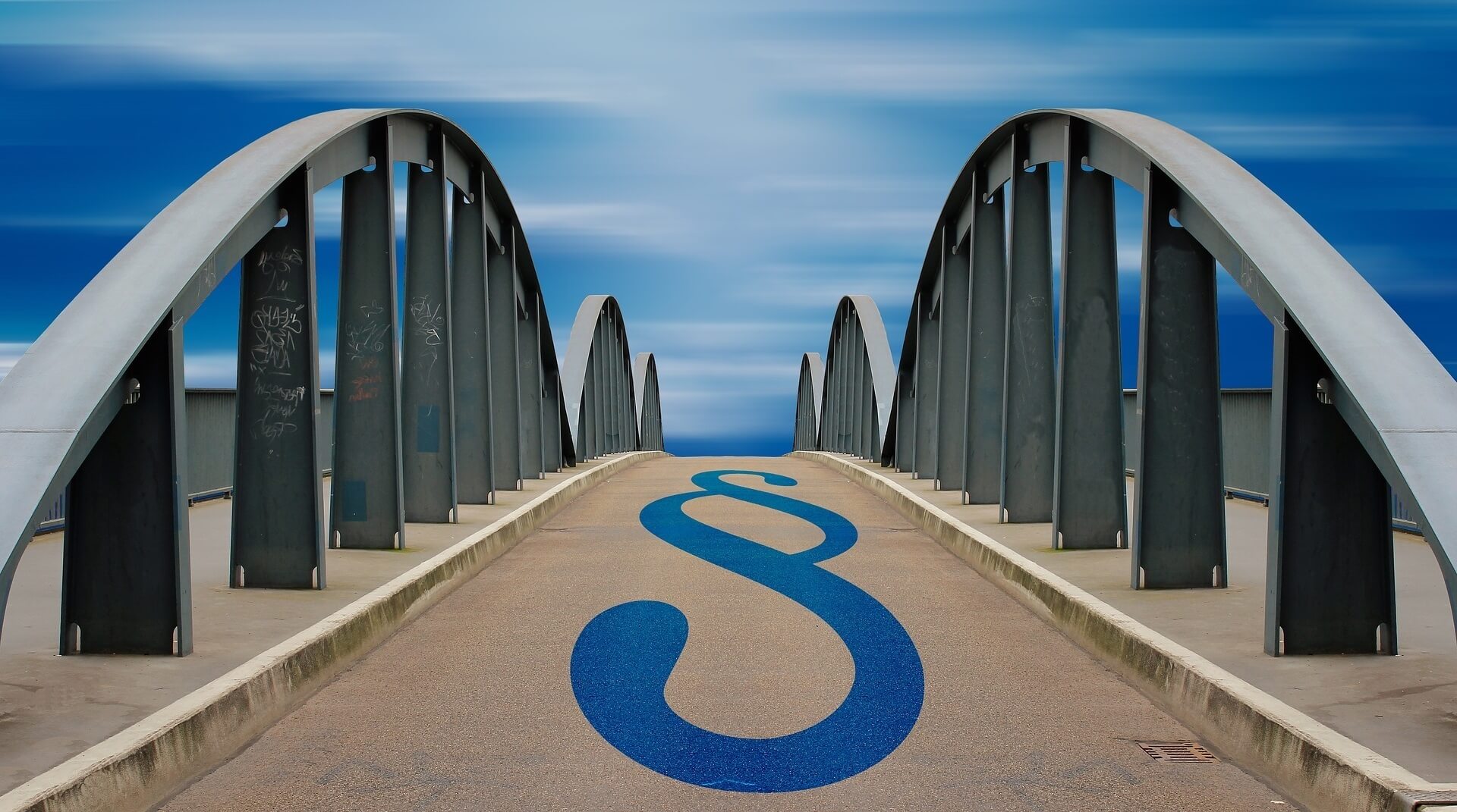 Strafverfahren (Symbolbild): Brücke, Himmel, Paragraphenzeichen