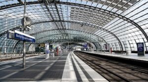 Tätlicher Angriff auf Vollstreckungsbeamte (Symbolbild): Bahnsteig und Gleise