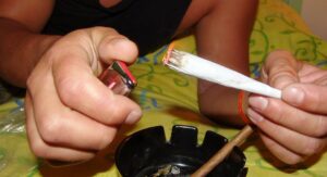 Drogen-Bestellung: Person mit Joint